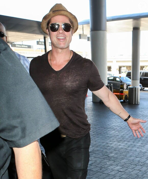 Brad Pitt arrive, détendu, à l'aéroport de Los Angeles, le 26 juillet 2015.