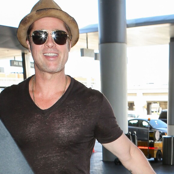 Brad Pitt arrive, détendu, à l'aéroport de Los Angeles, le 26 juillet 2015.