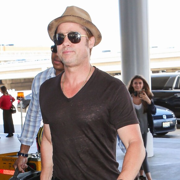 Brad Pitt prend un vol à l'aéroport de Los Angeles, le 26 juillet 2015.