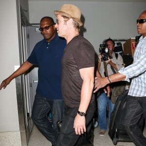 Brad Pitt prend un vol à l'aéroport de Los Angeles, le 26 juillet 2015.