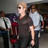 Brad Pitt prend un vol à l'aéroport de Los Angeles, le 26 juillet 2015.