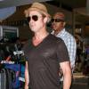 Brad Pitt prend un vol à l'aéroport de Los Angeles, le 26 juillet 2015.