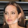 Angelina Jolie à la première du film "The Normal Heart" au Ziegfield Theater à New York, le 12 mai 2014. Les épaules, le visage et le buste de l'actrice sont couverts d'une poudre blanche!