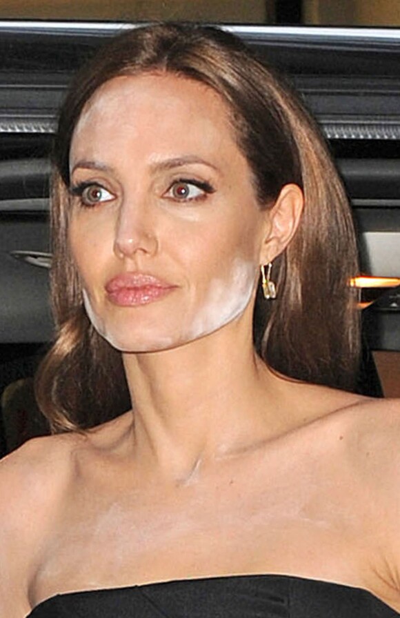 Angelina Jolie à la première du film "The Normal Heart" au Ziegfield Theater à New York, le 12 mai 2014. Les épaules, le visage et le buste de l'actrice sont couverts d'une poudre blanche!