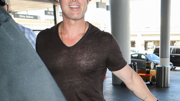 Brad Pitt arrive, détendu, à l'aéroport de Los Angeles, le 26 juillet 2015.