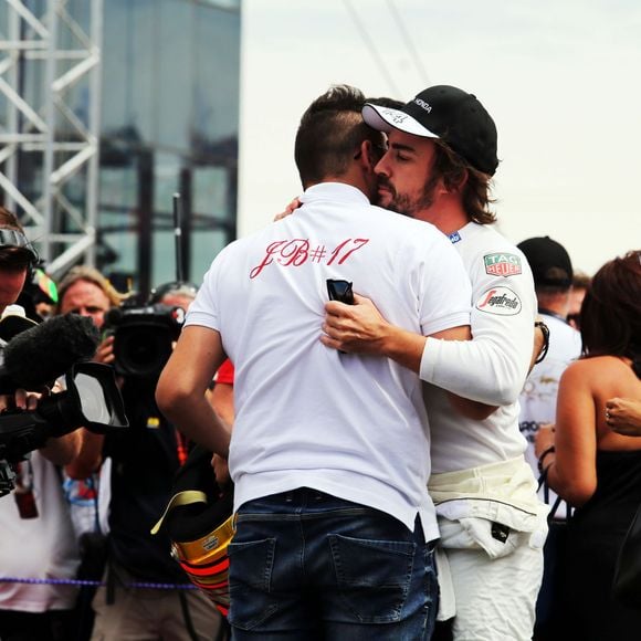 Fernando Alonso dans les bras de Tom Bianchi lors de l'hommage réservé par les pilotes de F1 à Jules Bianchi, le 26 juillet 2015, lors du Grand Prix de Hongrie sur le circuit du Hungaroring