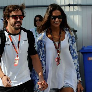 Fernando Alonso, tout sourire au côté de sa belle Lara Alvarez, dans le paddock du Grand Prix de Hongrie sur le circuit du Hungaroring, le 25 juillet 2015