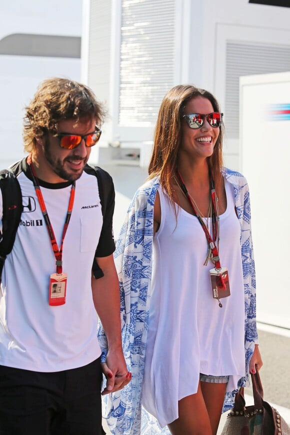 Fernando Alonso et sa belle Lara Alvarez, dans le paddock lors du Grand Prix de Hongrie sur le circuit du Hungaroring, le 25 juillet 2015