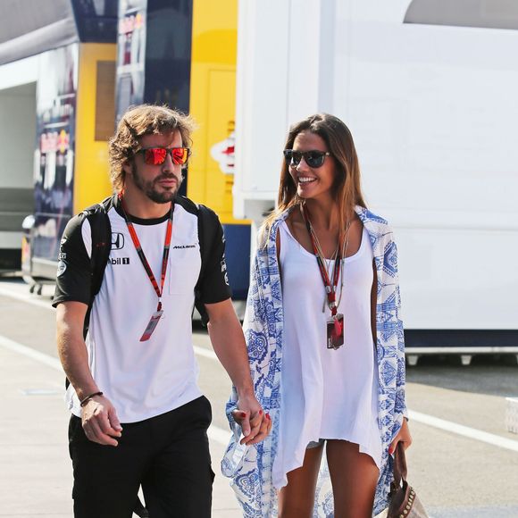 Fernando Alonso avec sa compagne Lara Alvarez, dans le paddock du Grand Prix de Hongrie sur le circuit du Hungaroring, le 25 juillet 2015