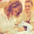 Jaime King présente son bébé à Taylor Swift, la marraine (photo postée le 28 juillet 2015)
