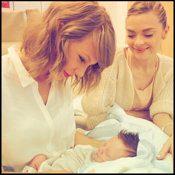Jaime King présente son bébé à Taylor Swift, la marraine (photo postée le 28 juillet 2015)