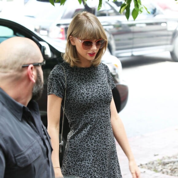 Taylor Swift va déjeuner au restaurant AOC avec Jaime King enceinte à Beverly Hills, le 10 mars 2015.