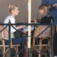 Taylor Swift et Jaime King déjeunent en terrasse au restaurant "Le Bouchon" avant d'aller faire du shopping à Beverly Hills, le 20 janvier 2014.