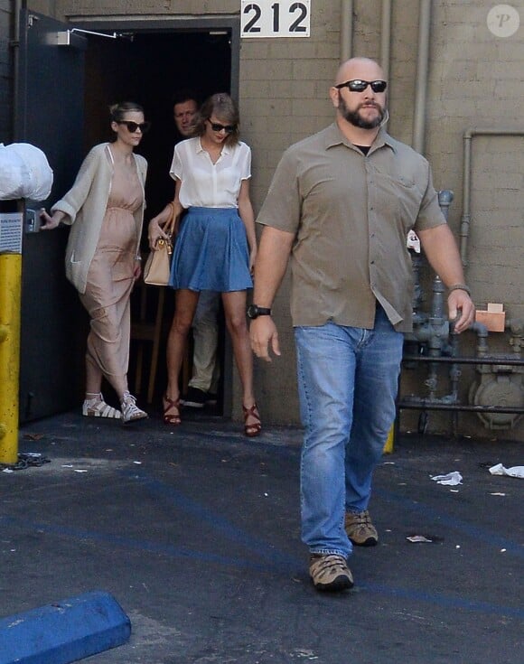 Taylor Swift quitte le Sugarfish avec Jaime King à Beverly Hills, Los Angeles, le 28 juillet 2015.