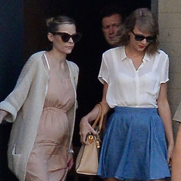 Taylor Swift quitte le Sugarfish avec Jaime King à Beverly Hills, Los Angeles, le 28 juillet 2015.