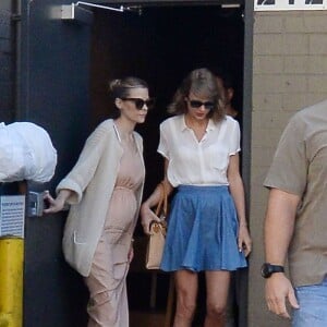 Taylor Swift quitte le Sugarfish avec Jaime King à Beverly Hills, Los Angeles, le 28 juillet 2015.