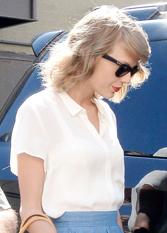 Taylor Swift quitte le Sugarfish avec Jaime King à Beverly Hills, Los Angeles, le 28 juillet 2015.