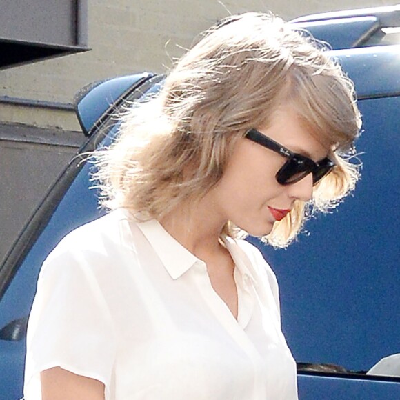 Taylor Swift quitte le Sugarfish avec Jaime King à Beverly Hills, Los Angeles, le 28 juillet 2015.