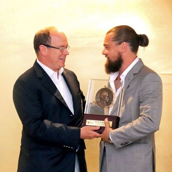 Le prince Albert II de Monaco honore Leonardo Dicaprio la Grande Médaille Albert 1er à Monaco le 21 juillet 2015. 