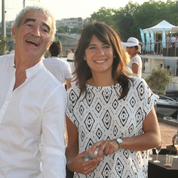 Raymond Domenech et sa compagne Estelle Denis - 3e trophée de la Pétanque Gastronomique au profit de l'Etoile de Martin (association qui soutient la recherche sur les cancers pédiatriques) à Paris le 2 juillet 2015.