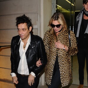 Kate Moss et Jamie Hince se rendent au magasin Yves Saint Laurent à Paris, le 7 mars 2015