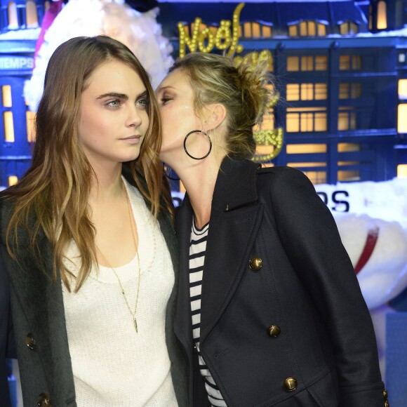 Cara Delevingne et Kate Moss lors de l'inauguration des vitrines de Noël du magasin Printemps Haussmann à Paris, le 6 novembre 2014.