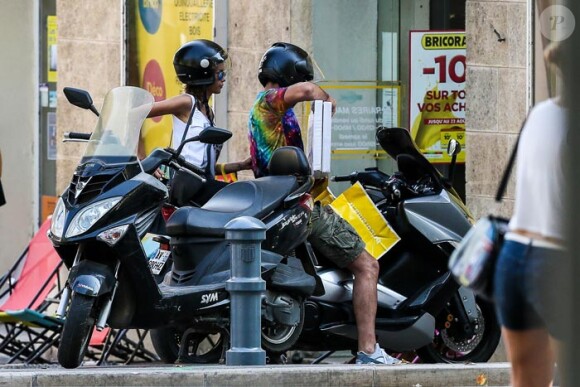 Nabilla Benattia et son compagnon Thomas Vergara montent sur leur scooter devant chez Bricorama après un achat de planches pour finaliser l'installation de leur cuisine de leur nouvel appartement à Aix en Provence.