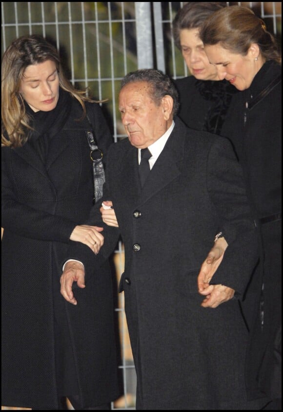 Letizia d'Espagne avec son grand-père Francisco Rocasolano et sa belle-soeur l'infante Elena en février 2007 à Madrid lors d'une messe de funérailles pour sa soeur Erika Ortiz.