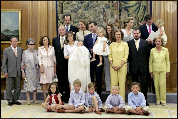 Letizia et Felipe d'Espagne entourés de leur famille lors du baptême de l'infante Sofia le 15 juillet 2007 à Madrid. A gauche se trouvent Francisco Rocasolano, son épouse Enriqueta et Paloma Rocasolano, les grands-parents et la mère de Letizia.