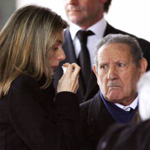 Letizia d'Espagne et son grand-père Francisco Rocasolano lors des obsèques d'Erika, soeur de Letizia morte à 31 ans, le 8 février 2007.
