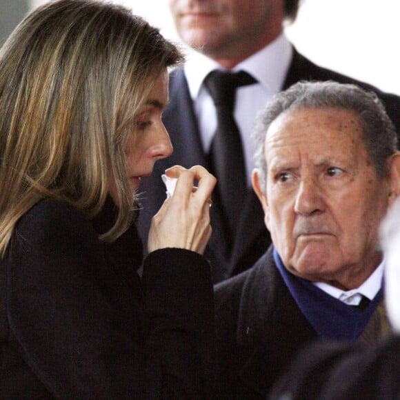 Letizia d'Espagne et son grand-père Francisco Rocasolano lors des obsèques d'Erika, soeur de Letizia morte à 31 ans, le 8 février 2007.