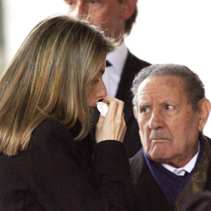 Letizia d'Espagne et son grand-père Francisco Rocasolano lors des obsèques d'Erika, soeur de Letizia morte à 31 ans, le 8 février 2007.