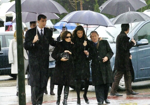 Letizia d'Espagne avec son mari Felipe, sa mère Paloma Rocasolano et son grand-père Francisco Rocasolano lors des obsèques d'Erika, sa soeur morte à 31 ans, le 8 février 2007.