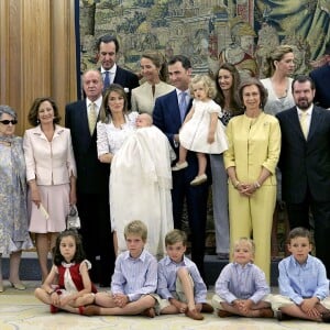 Letizia et Felipe d'Espagne entourés de leur famille lors du baptême de l'infante Sofia le 15 juillet 2007 à Madrid. A gauche se trouvent Francisco Rocasolano, son épouse Enriqueta et Paloma Rocasolano, les grands-parents et la mère de Letizia.