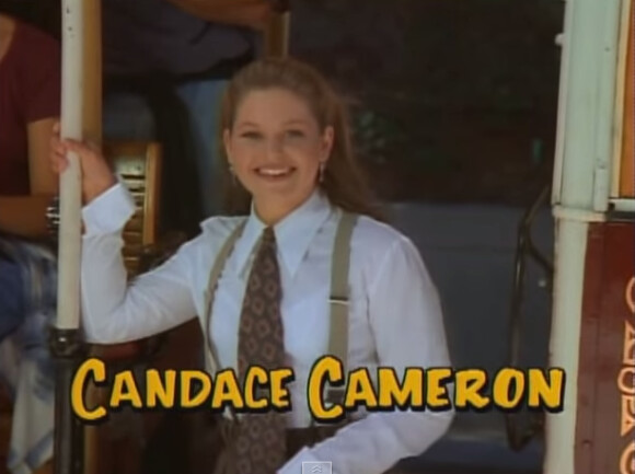 Candace Cameron - Générique de la série américaine La fête à la maison.