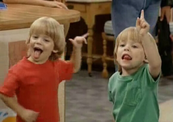 Les adorables jumeaux Blake et Dylan Tuomy-Wilhoit lorsqu'ils étaient enfants dans la série La fête à la maison.