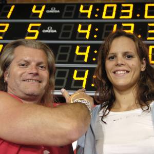 Laure Manaudou et Philippe Lucas devant le tableau du record du monde du 400 dos de Laure Manaudou réalisé le 14 mai 2006 lors des championnats de France à Tours