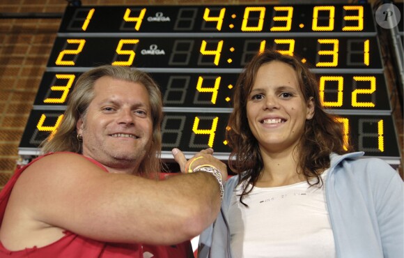 Laure Manaudou et Philippe Lucas devant le tableau du record du monde du 400 dos de Laure Manaudou réalisé le 14 mai 2006 lors des championnats de France à Tours