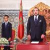 Le roi Mohammed VI du Maroc, entouré de son fils le prince héritier Moulay El Hassan et de son frère le prince Moulay Rachid, lors de son discours le 30 juillet 2015 au palais royal, à Rabat, pour la Fête du Trône à l'occasion du 16e anniversaire de son règne.