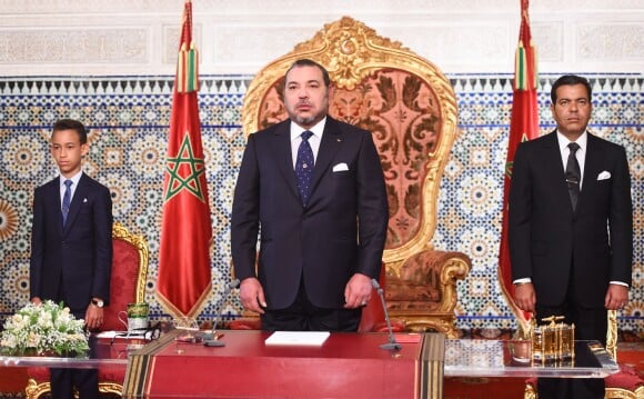 Le roi Mohammed VI du Maroc, entouré de son fils le prince héritier Moulay El Hassan et de son frère le prince Moulay Rachid, lors de son discours le 30 juillet 2015 au palais royal, à Rabat, pour la Fête du Trône à l'occasion du 16e anniversaire de son règne.