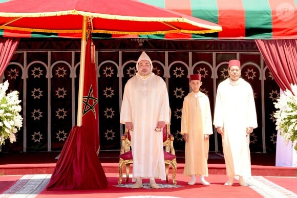 Le roi Mohammed VI du Maroc, entouré de son fils le prince héritier Moulay El Hassan et de son frère le prince Moulay Rachid, le 30 juillet 2015 au palais royal, à Rabat, lors de la Fête du Trône à l'occasion du 16e anniversaire de son règne.
