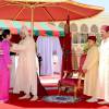Le roi Mohammed VI du Maroc remettant les ouissams royaux, sous l'oeil de son fils le prince héritier Moulay El Hassan et de son frère le prince Moulay Rachi, le 30 juillet 2015 au palais royal, à Rabat, pour la Fête du Trône à l'occasion du 16e anniversaire de son règne.