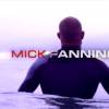 Mick Fanning, filmé par les équipes de 60 Minutes lors de son retour en mer, le 25 juillet 2015, après avoir été attaqué par un requin lors d'une compétition de suf quelques jours avant