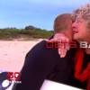 Mick Fanning dans les bras de sa mère, filmé par les équipes de 60 Minutes lors de son retour en mer, le 25 juillet 2015, après avoir été attaqué par un requin lors d'une compétition de suf quelques jours avant