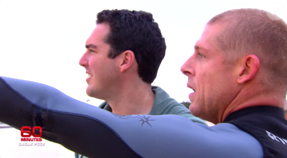 Mick Fanning, filmé par les équipes de 60 Minutes lors de son retour en mer, le 25 juillet 2015, assure avoir été vu un requin sous sa planche