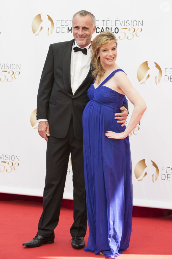 Timothy V. Murphy et l'animatrice Louise Ekland (enceinte) au festival de télé de Monte Carlo, le 14 juin 2013.
