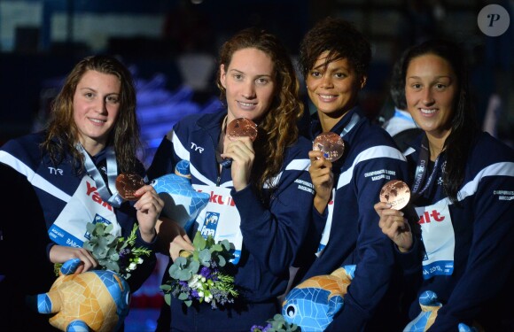 Charlotte Bonnet, Camille Muffat, Coralie Balmy et Mylène Lazare après leur médaille de bronze suite au relais 4x200 des Championnats du monde à Barcelone, le 1e août 2013