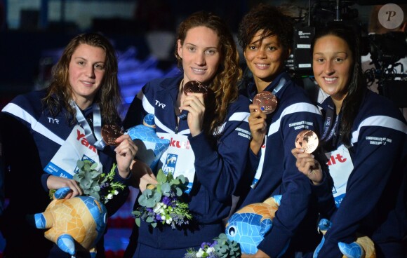 Charlotte Bonnet, Camille Muffat, Coralie Balmy et Mylène Lazare après leur médaille de bronze suite au relais 4x200 des Championnats du monde à Barcelone, le 1e août 2013