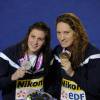 Camille Muffat et Charlotte Bonnet sur le podium du 200m lors des championnats d'Europe à Chartres, le 25 novembre 2012