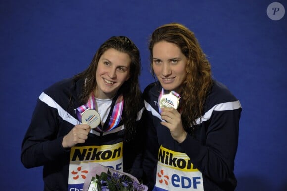 Camille Muffat et Charlotte Bonnet sur le podium du 200m lors des championnats d'Europe à Chartres, le 25 novembre 2012